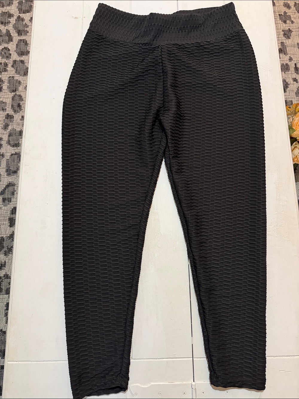Women Black Textured Stretch Leggings